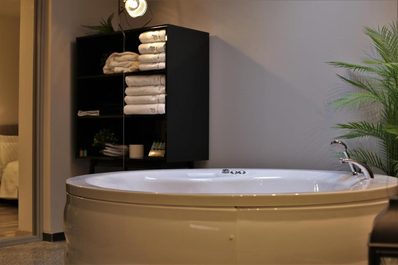 Rooster Suites Атина Екстериор снимка