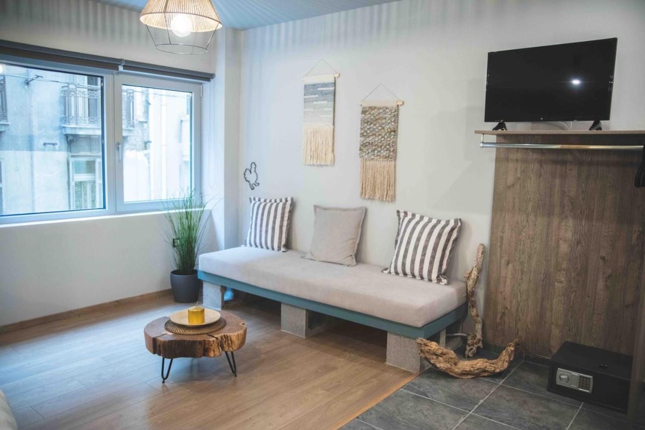 Rooster Suites Атина Екстериор снимка