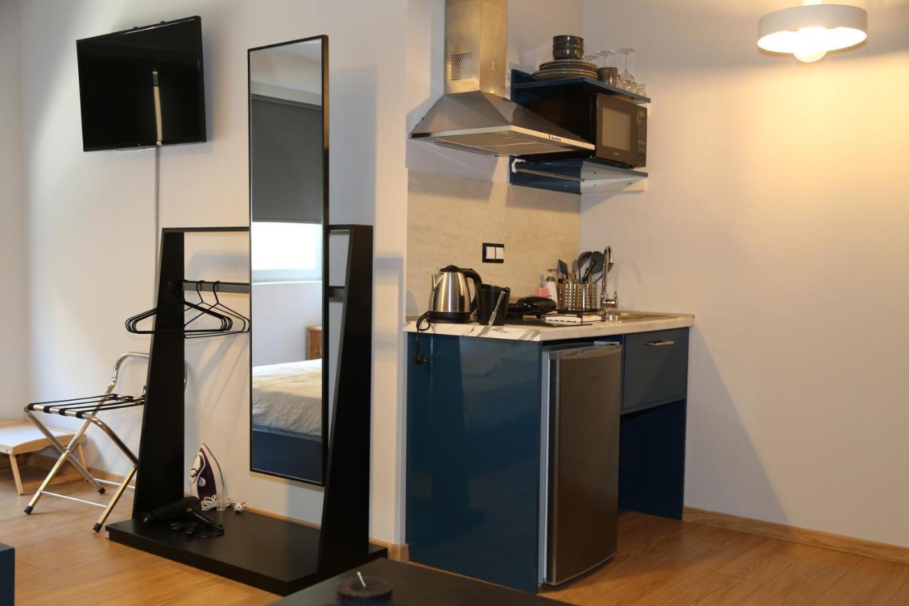 Rooster Suites Атина Екстериор снимка