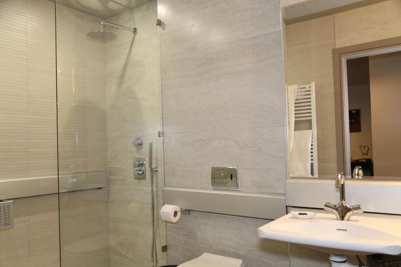 Rooster Suites Атина Екстериор снимка