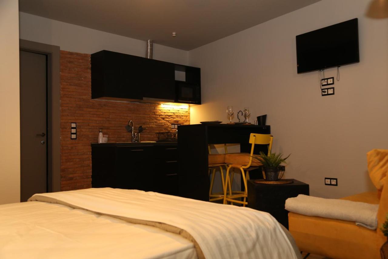 Rooster Suites Атина Екстериор снимка