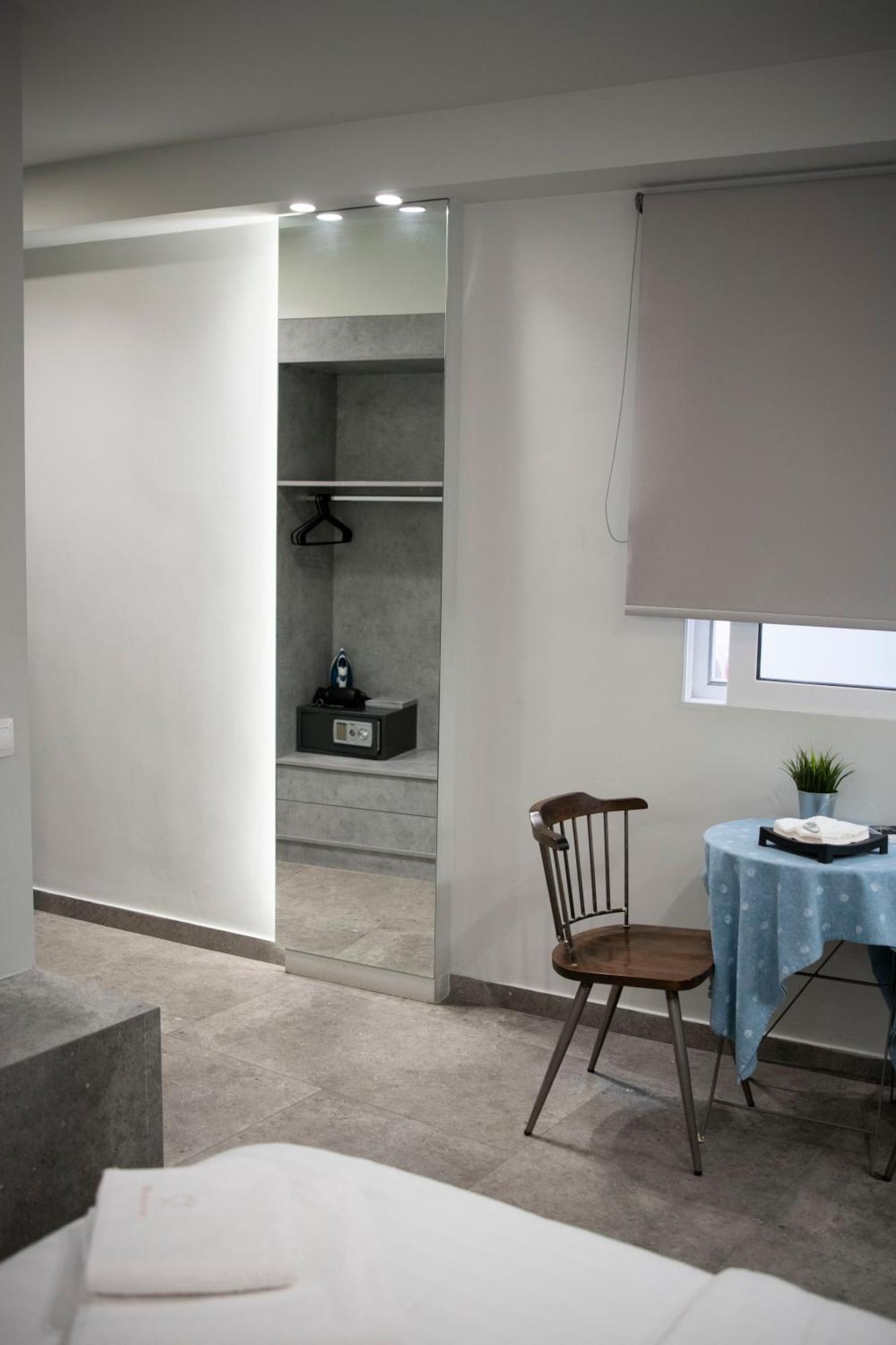 Rooster Suites Атина Екстериор снимка