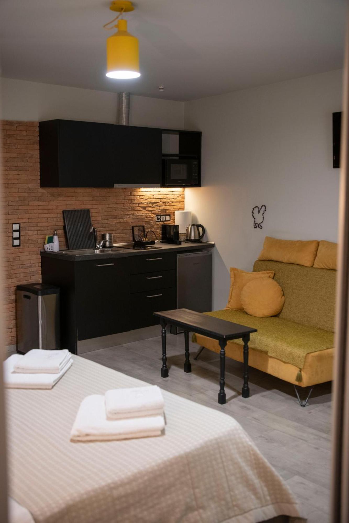 Rooster Suites Атина Екстериор снимка
