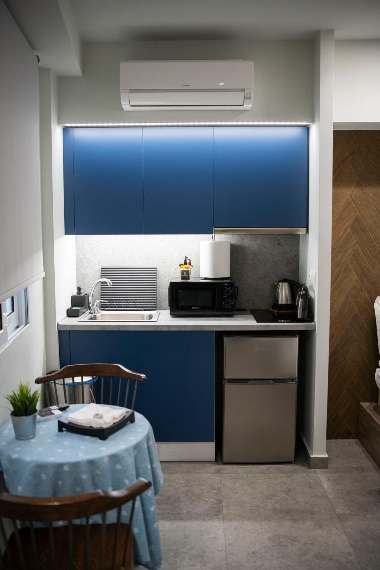 Rooster Suites Атина Екстериор снимка