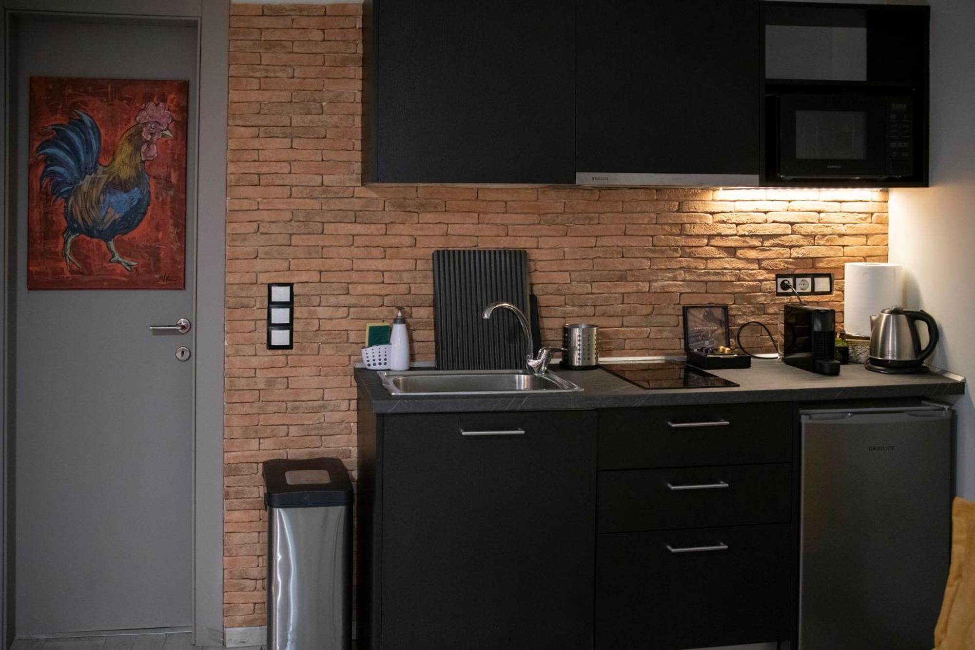 Rooster Suites Атина Екстериор снимка